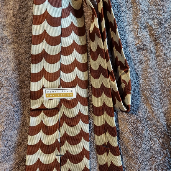 Perry Ellis Silver/Brown Patterned Silk Tie - Picture 2 of 2